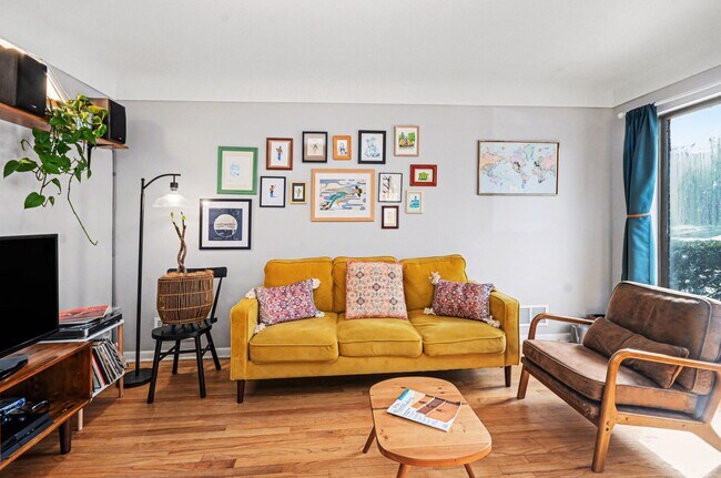 Building Photo - 924 Lutz Ave