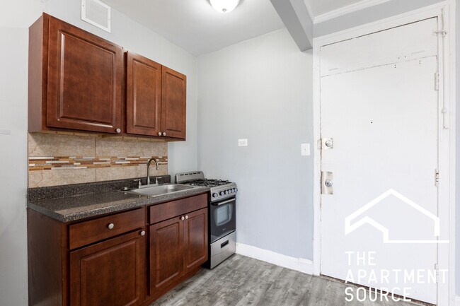 Building Photo - 6930 N Greenview Ave