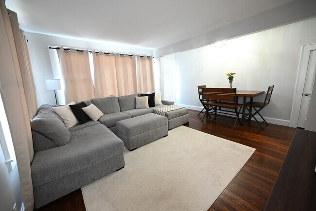 Building Photo - 375 E Merrimack St