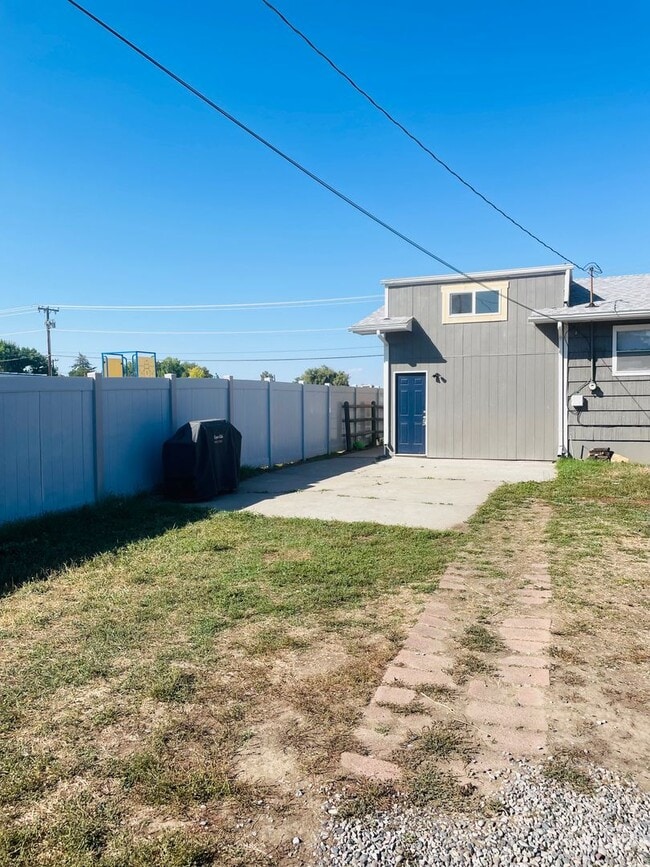 Building Photo - 415 16th St W