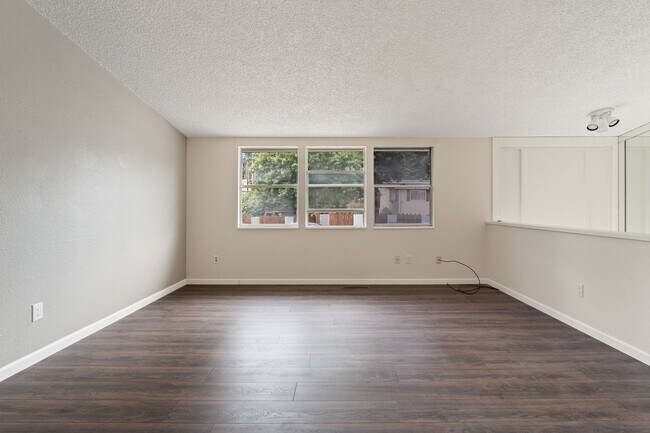 Building Photo - 400 Casad Ave