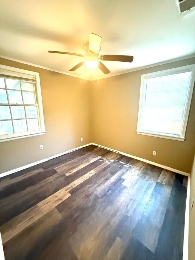 Building Photo - ** 3 bed 1 bath located close to downtown ** Call 334-366-9198 to schedule a self-showing