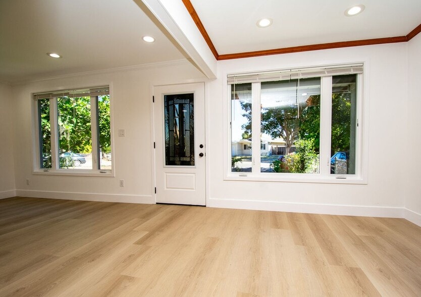 Building Photo - 1099 Bradford Dr