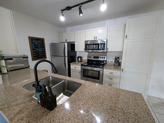 Building Photo - Available November 1, 2025 | A charming gr...