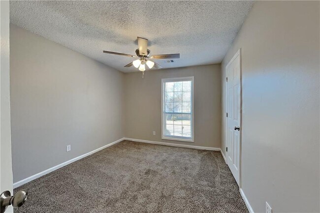 Building Photo - 1210 Hannah Ct SE