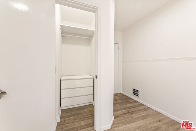 Building Photo - 423 N Orange Dr