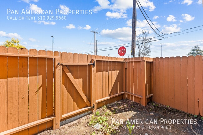 Building Photo - 15443 Van Buren St