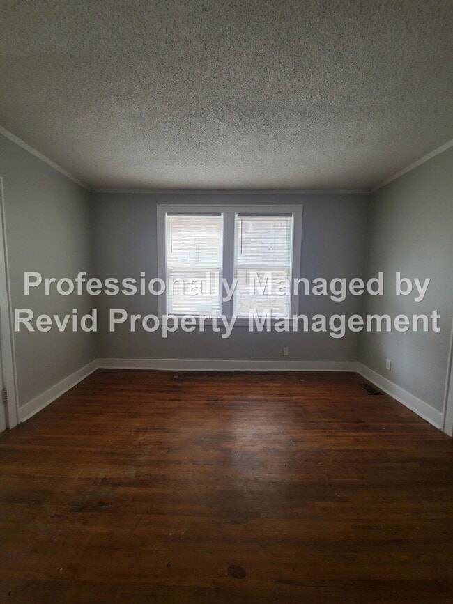 Building Photo - Great 2 Bedroom with large balcony!