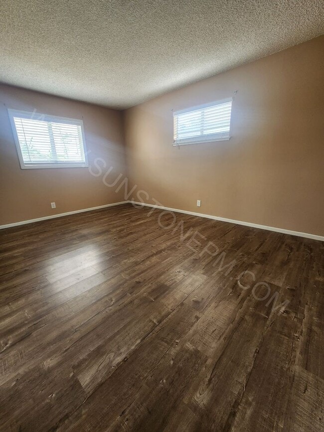 Building Photo - 3 bedroom, 2 bathroom