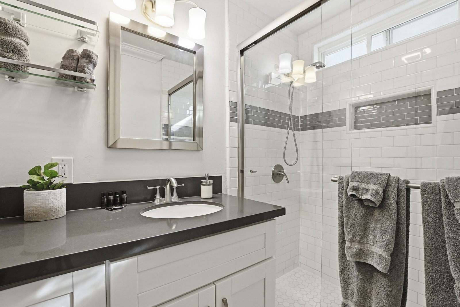 Building Photo - 2154 Oliver Ave