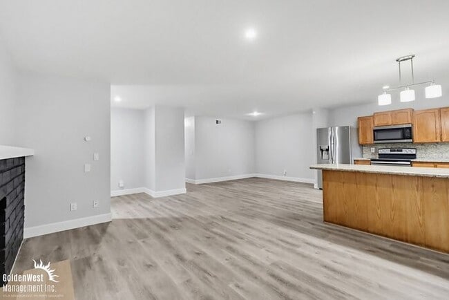 Building Photo - Stunning 3Bdm 2Ba Home with Fenced Patio and 2-Car Garage in San Diego