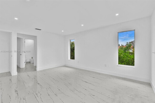 Building Photo - 8858 Harding Ave