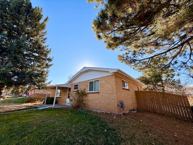 Building Photo - DEC RENT FREE FOR A LEASE STARTING BY NOV 15TH! - BRICK HOME WITH FINISHED BASEMENT