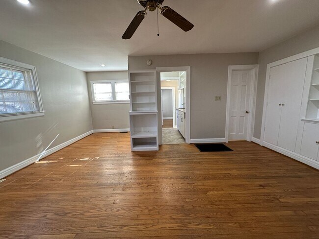 Building Photo - Coming Soon! Charming 1 BR House, 6 min from UK! New Flooring & Paint, Fenced Backyard, Pets Ok!