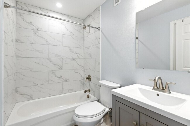 Building Photo - Beautiful, Well-Maintained 4 Bed/4 Bath Ho...