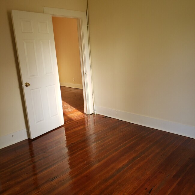 Building Photo - 1017 W 4th St