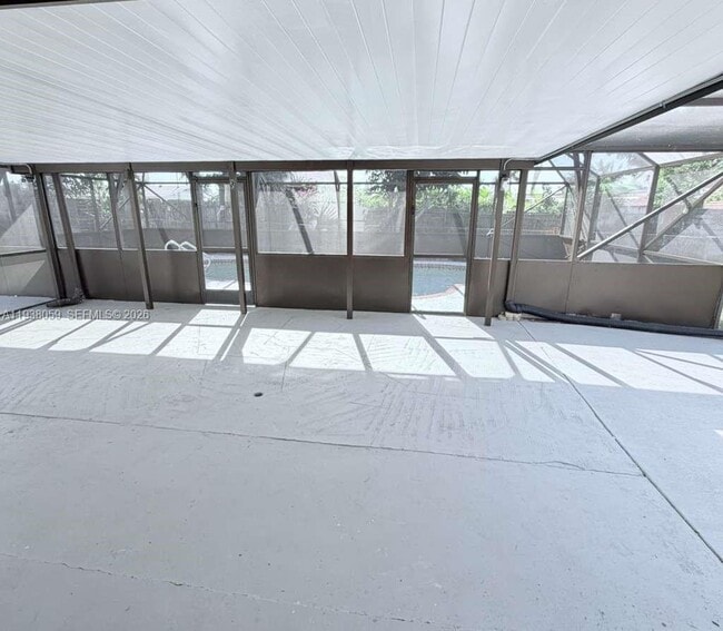 Building Photo - 134 SW 14th Ave