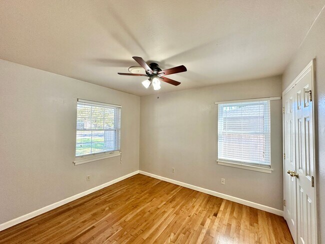 Building Photo - Viewable Now!