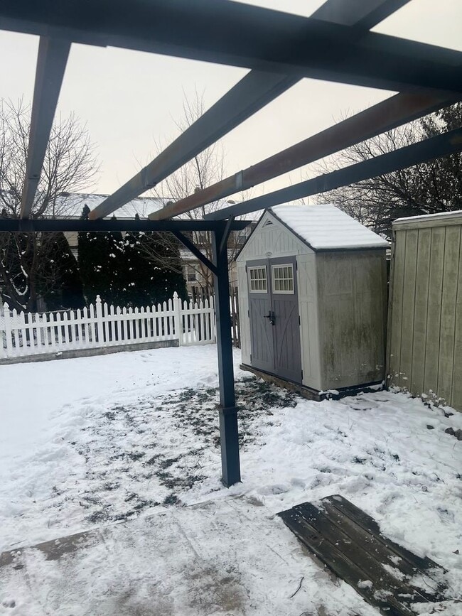 Building Photo - Now Available Spacious 3 Bedroom, 1.5 Bath Home