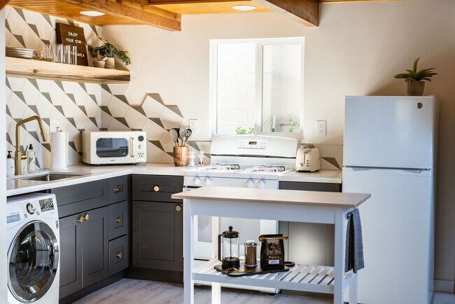 Building Photo - Fully Furnished Modern Mountain Cabin in Wrightwood 2 bedroom 1 bath