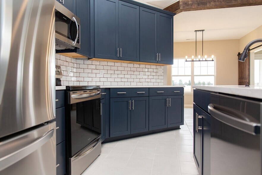 Kitchen, quartz worktops, coffee bar, high quality appliances - 1629 Tupelo Dr