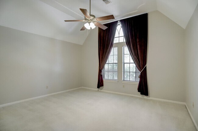 Building Photo - Beautiful 4 Bedroom 3 Bathroom Home Locate...