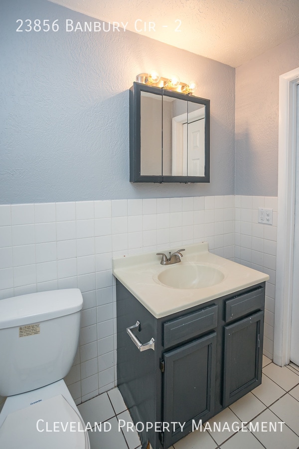 Building Photo - Updated 3 Bedroom Banbury Condo