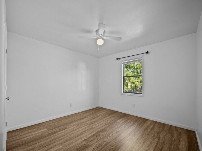 Building Photo - 110 Ravenwood Dr