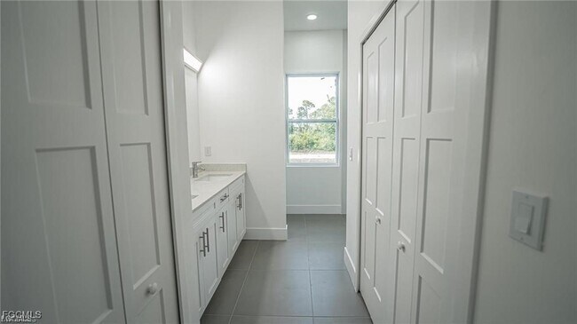 Building Photo - 744 Clancy St E