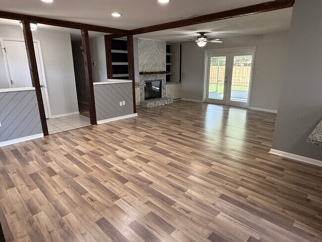 Building Photo - 620 Travis Cir