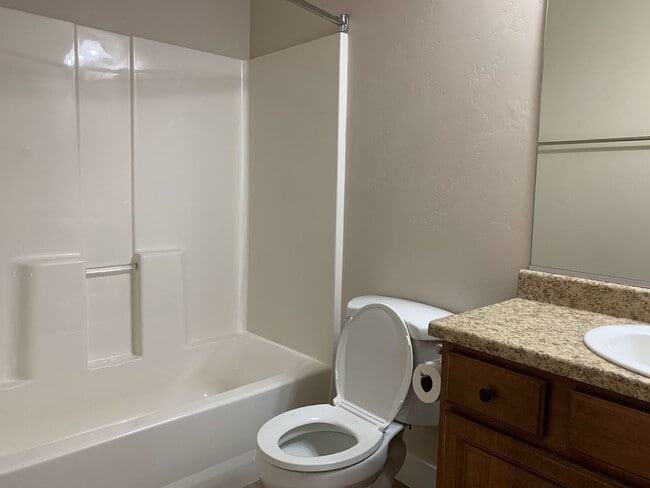 Building Photo - Beautiful 4 Bd 2.5 Bath Townhouse in Sandy