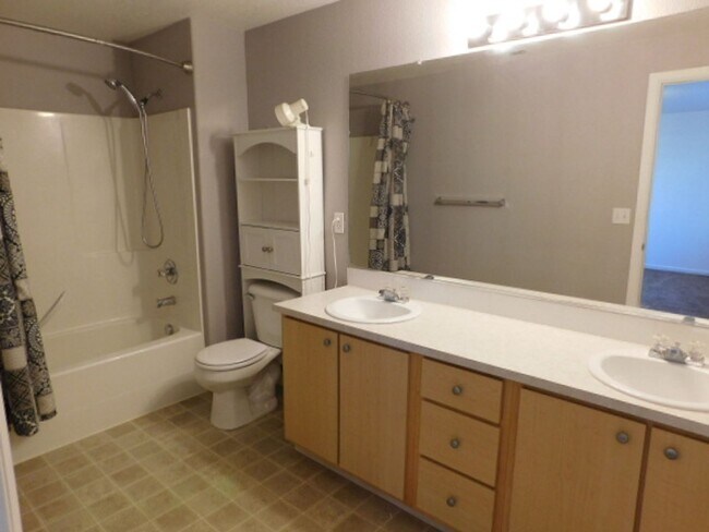 Building Photo - 3Bd/2.5Ba Two-story house- Available to View!