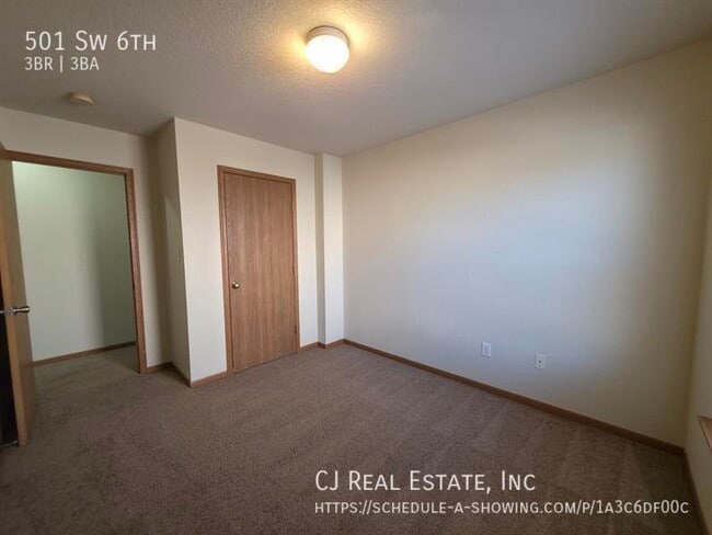 Building Photo - 501 Sw 6th-