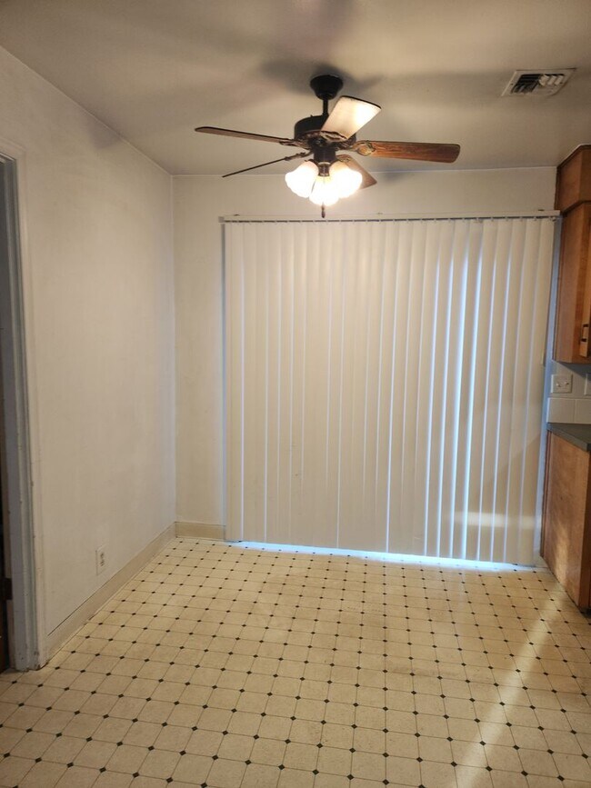 Building Photo - 3-bedroom 1 bath Single Level House