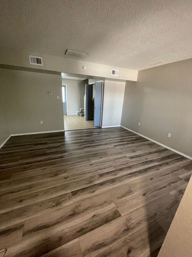 Building Photo - Beautiful 2bed/1bath Apartment Home