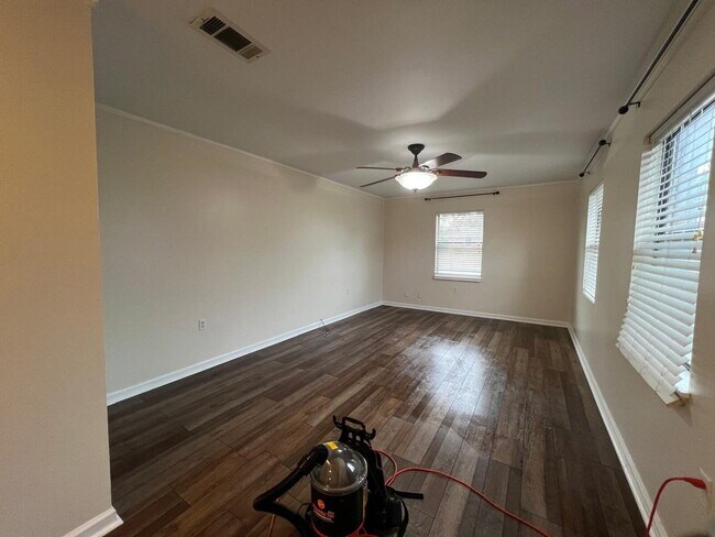 Building Photo - 723 Clark Dr