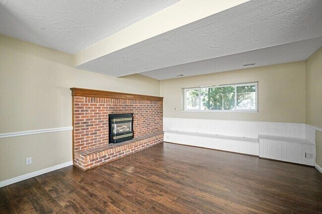 Building Photo - 12093 Pineridge Rd