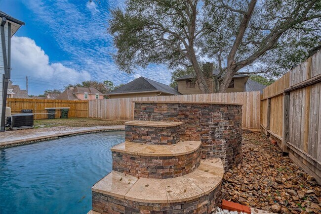 Building Photo - 919 Mockingbird Way