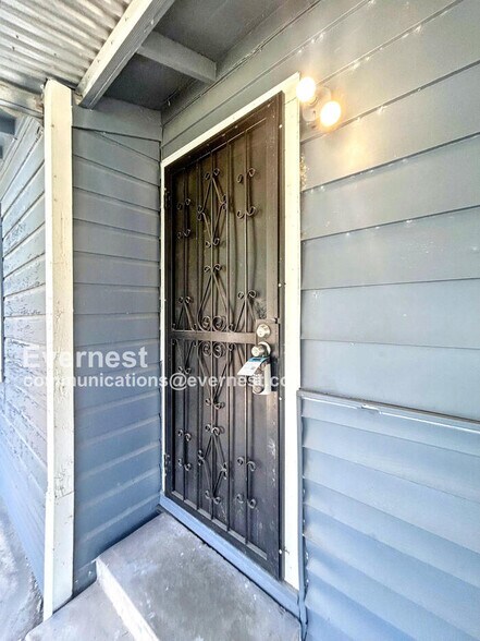 Building Photo - 1607 El Paso St