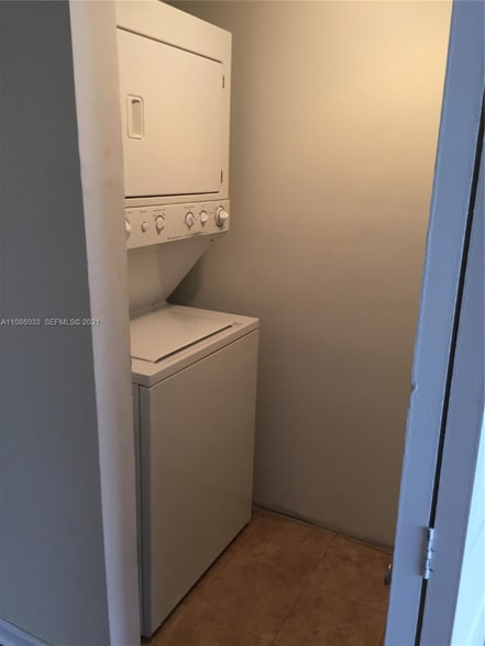 Building Photo - 3399 Foxcroft Rd