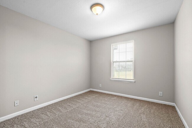 Building Photo - Northeast Dr -3884