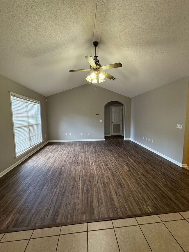 Building Photo - Hampton Place!