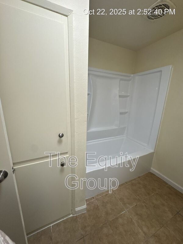 Building Photo - 1140 W Tulare Ave