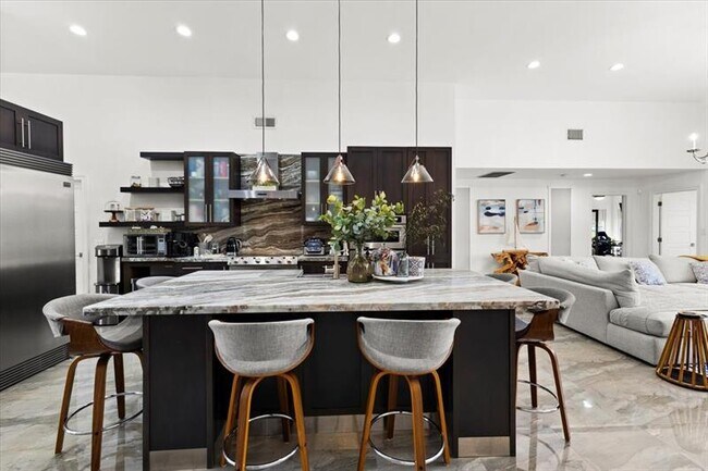 Building Photo - 10792 Queen Palm Ct