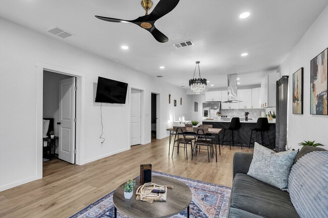 Building Photo - 2306 E Houston St