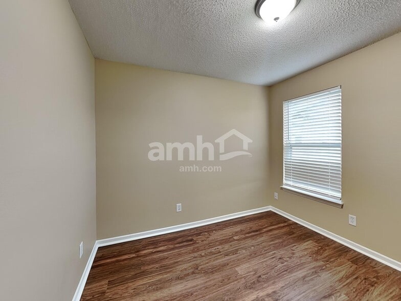 Building Photo - 10382 Fairmont Ln