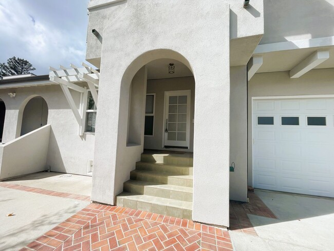 Building Photo - Spacious 3-Bedroom, 2-Bath Home in the Hea...