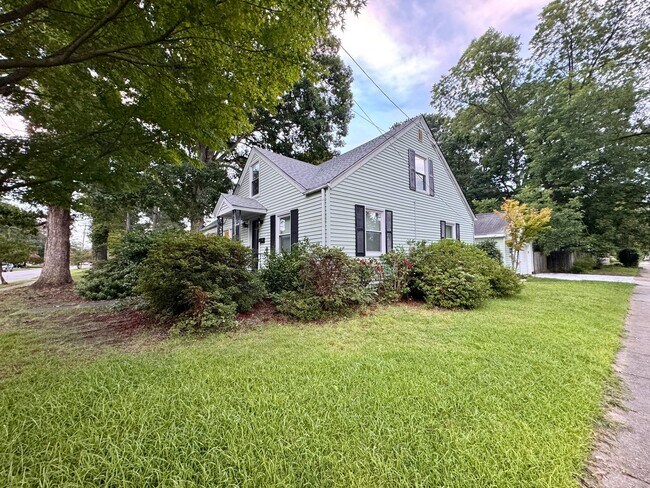 Building Photo - Beautiful 4 bed/3 bath home on large corne...