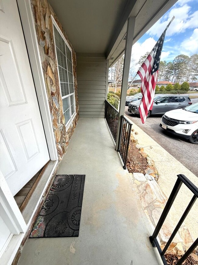 Building Photo - COMPLETELY RENOVATED TOWNHOUSE