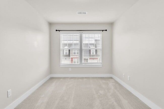 Building Photo - Beautiful 3 BR, 2.5 BA Townhome in highly ...